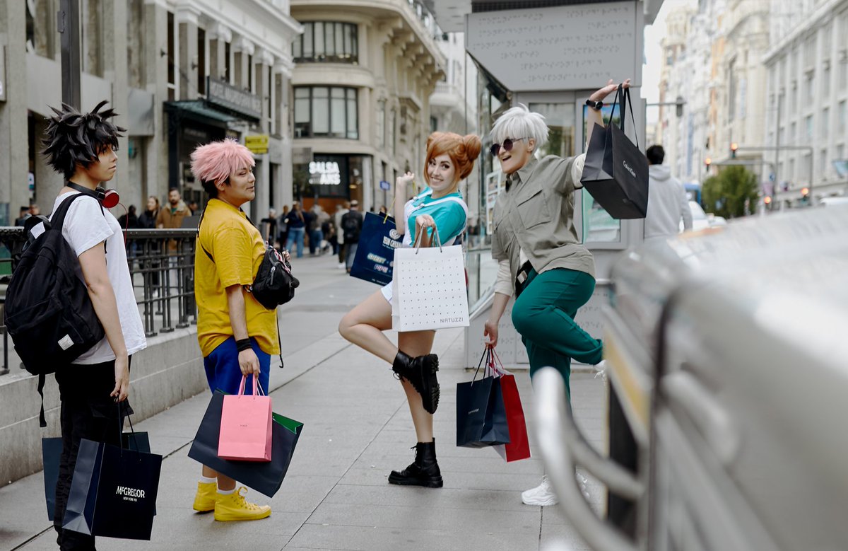 On a trip with my kids ❤️ 🛍️

Me as Gojo
<a href="/LokiMondrak/">🪻M.🪻</a> as Megumi
<a href="/keyran_halo/">👁️🩸 Keyran Halo 🩸👁️</a> as Itadori 
<a href="/mina_starliart/">Mina Starliart 🌸</a> as Nobara
📸: <a href="/SKYline_Cos/">S.KY. Photo</a>

#JujutsuKaisen       #jjk