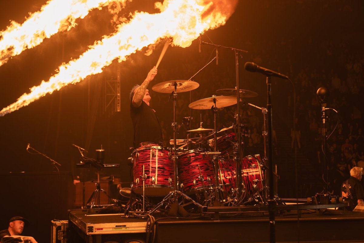 GreenDay's tweet photo. Nous t'aimons, Paris!!! 🇫🇷🇫🇷🇫🇷

📸 @paranoidtrooper https://t.co/PlE2PyLy3M
