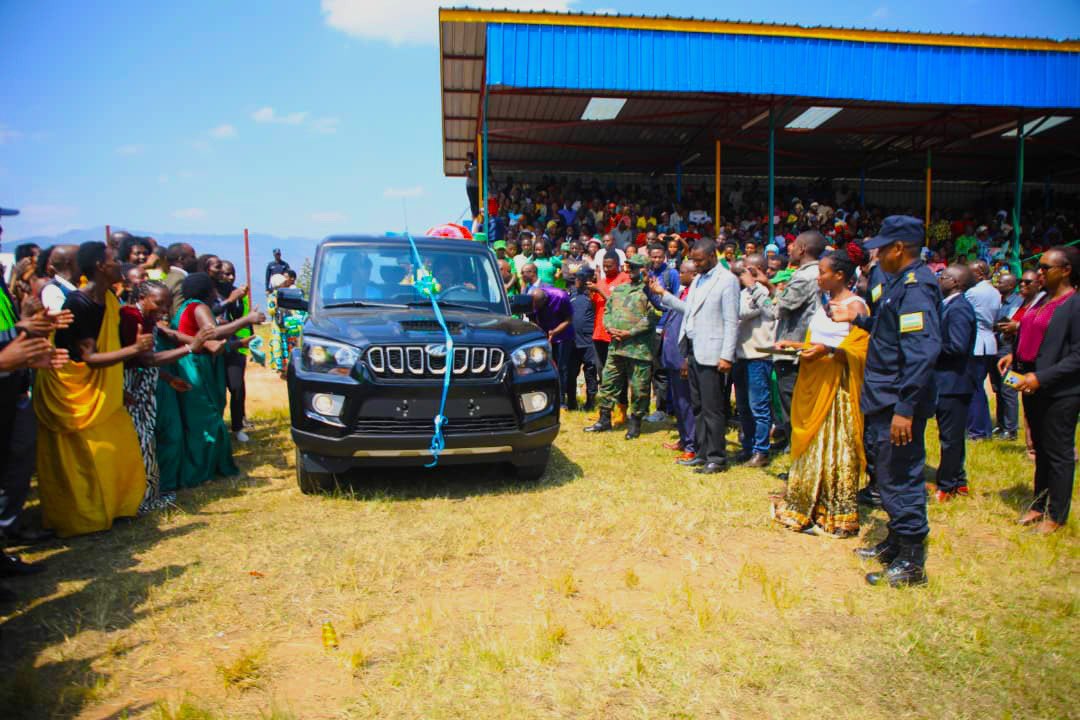 Ku bufatanye bw’Ingabo, Polisi y’Igihugu n’abandi bafatanyabikorwa, kuri uyu wa Gatatu abaturage mu Turere dutandukanye tw’Igihugu bashyikirijwe ibikorwa by'iterambere bifite agaciro ka Miliyari zisaga 2 z’amafaranga y’u Rwanda. #RBAAmakuru

➡️ tinyurl.com/3us8y389