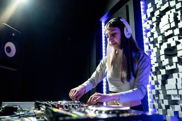 Did you know? The "break" in a song refers to the instrumental section that allows for mixing and scratching. #DJTips #Djing #MusicMixing #MakingBeats