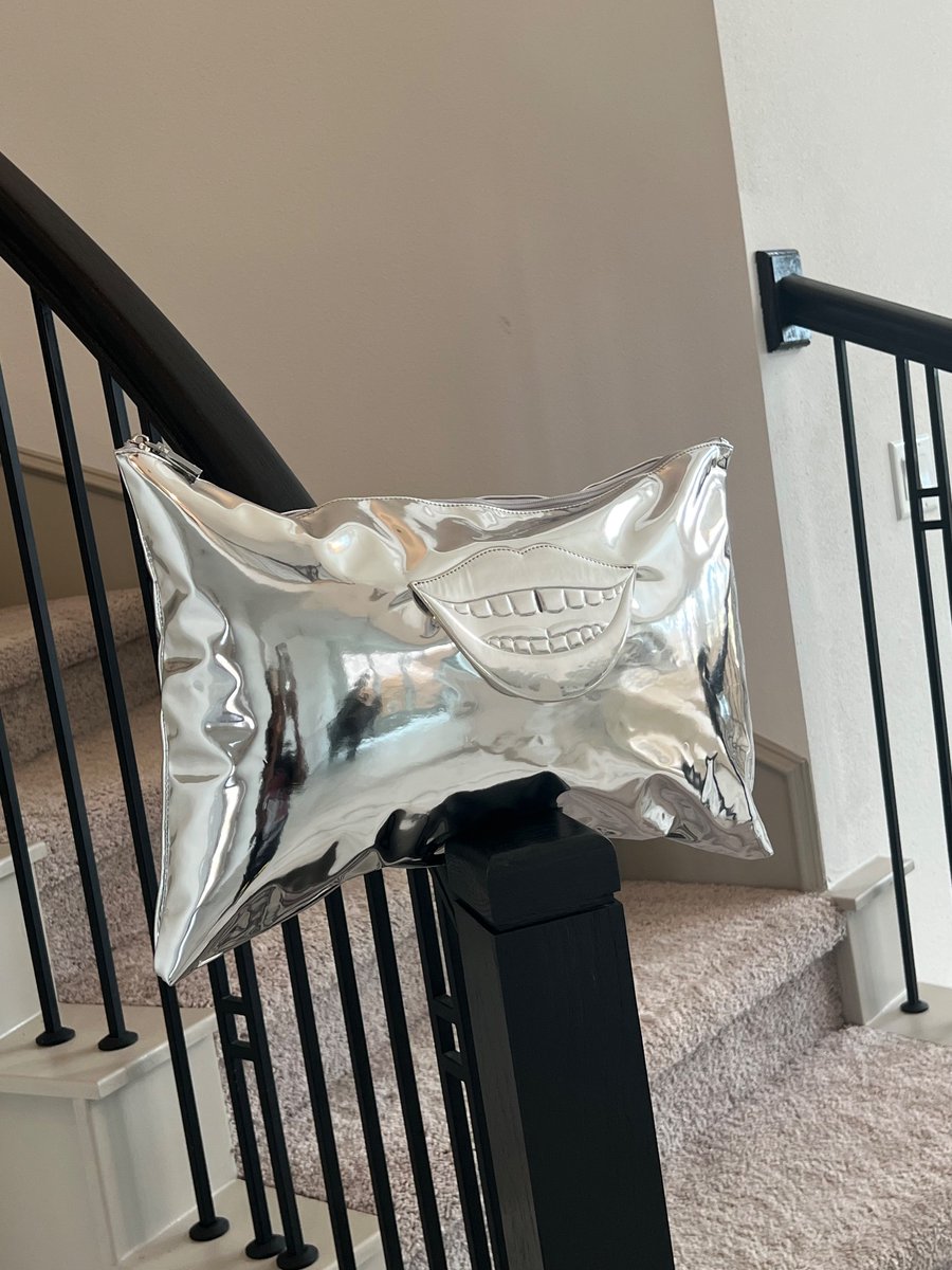 ModestMi's tweet image. so..i designed my first INFLATABLE purse. I love being a BLACK designer 🤭✨ Happy Juneteenth! Out 6.21.