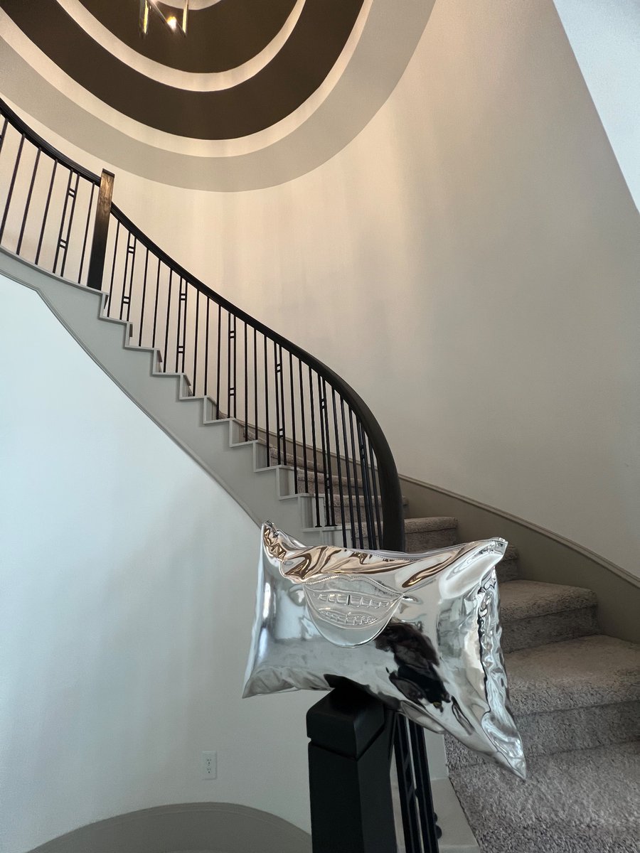 ModestMi's tweet image. so..i designed my first INFLATABLE purse. I love being a BLACK designer 🤭✨ Happy Juneteenth! Out 6.21.