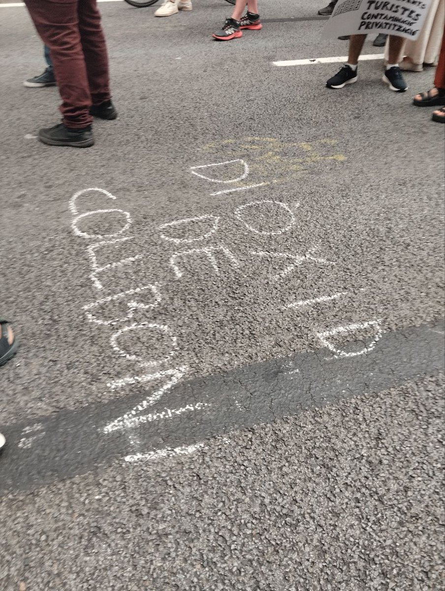 La gent està farta de macroesdeveniments, turisme massiu i d'uns polítics que fomenten l'expulsió de les veïnes de les nostres llars i barris. 

Copa Amèrica, Fòrmula 1, The District, Tour de França i tota la resta: FORA!

#PosemLímitsAlTurisme