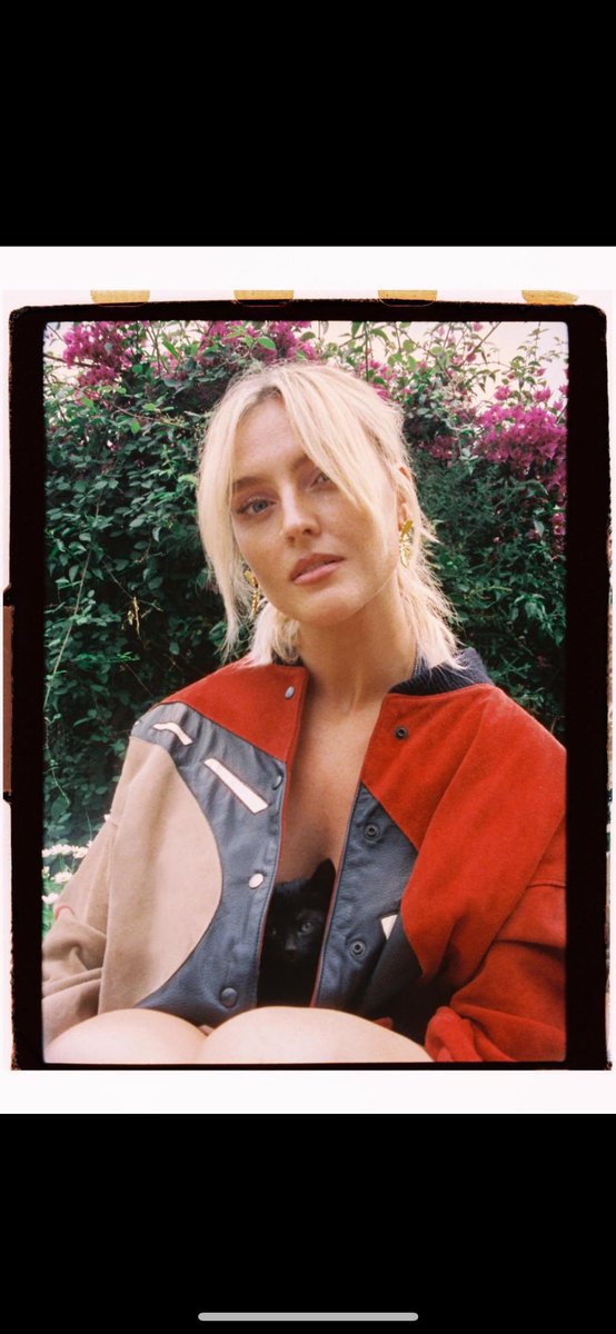 JoCurKRAZE's tweet photo. She is soooo beautiful ‼️‼️‼️🩵🩵🩵💧💧💧
Go Perrie 🙌🏽😩

#Perrie #Tears #ForgetAboutUs #PerrieLiveDebut #PerrieSolo #Auras #CapitalSTB #PerrieAlbum https://t.co/mWpryXxO4C