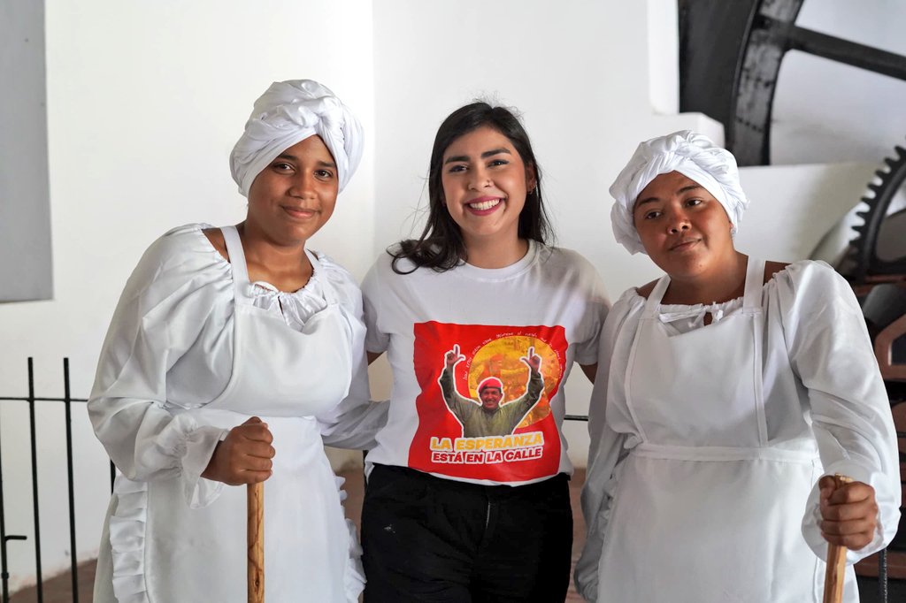 JuventudPSUV's tweet photo. Qué emocionante es conectar con nuestra identidad y sentir vivo al Libertador Simón Bolívar en los espacios del Museo Casa Histórica Ingenio Bolívar.
En su llegada al edo Aragua, la Secretaria General #JPSUV @Grecia_Jpsuv enalteció el honor de este sitio memorable.
#ElTipoEsNico https://t.co/fKBMH2yzYj