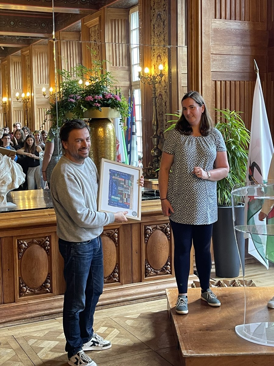 Neuadd y Dref Nantes yn falch o dderbyn map Cymru <a href="/drifteddesigns/">Lizzie Spikes</a> a brynwyd o @siopcantamil fel rhan o’n cyfnewid rhwng Caerdydd a Nantes 🇫🇷 Nantes Town Hall was very happy to receive the Lizzie Spikes painting bought at Cant a Mil as part of tonight’s official reception #joio