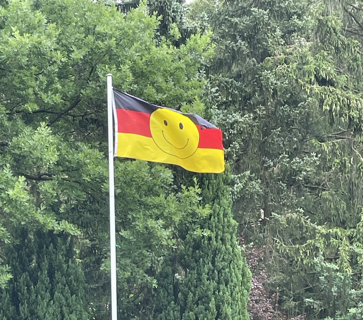 freipfeffer's tweet photo. schwarz-rot-smile 🥳 #GERHUN #EM2024 https://t.co/dp1y86cgjv