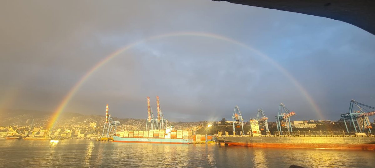 Off_Valpo's tweet photo. @CarlosTeran @55_david @edgardolazo @EricaBravoB 🌈total de #agua_caída hasta las 08 AM en:

@Cp_Quintero 12,4 mm.
Club Yates #Recreo 30,0 mm.
Faro Extr. #Molo Abrigo 35,6 mm.
Faro #Punta_Ángeles 34,3 mm.
Faro #Punta_Panul 15,2 mm.

https://t.co/FIQWSx8Sep

portacontenedores @Maersk @Batur y @Wan_Hai 517 🇸🇬(SG)
📸W.Maldonado https://t.co/at68XNXooy