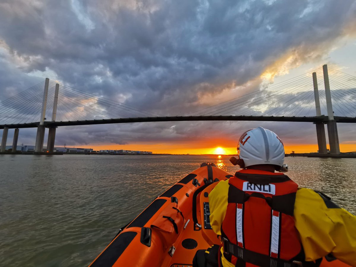 Our volunteers were treated to this beautiful River Thames sunset last night under the Queen Elizabeth II Bridge.

#sunset #Savinglivesatsea