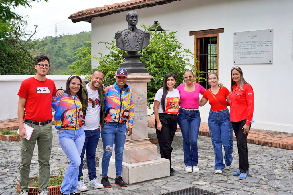 JuventudPSUV's tweet photo. Qué emocionante es conectar con nuestra identidad y sentir vivo al Libertador Simón Bolívar en los espacios del Museo Casa Histórica Ingenio Bolívar.
En su llegada al edo Aragua, la Secretaria General #JPSUV @Grecia_Jpsuv enalteció el honor de este sitio memorable.
#ElTipoEsNico https://t.co/fKBMH2yzYj