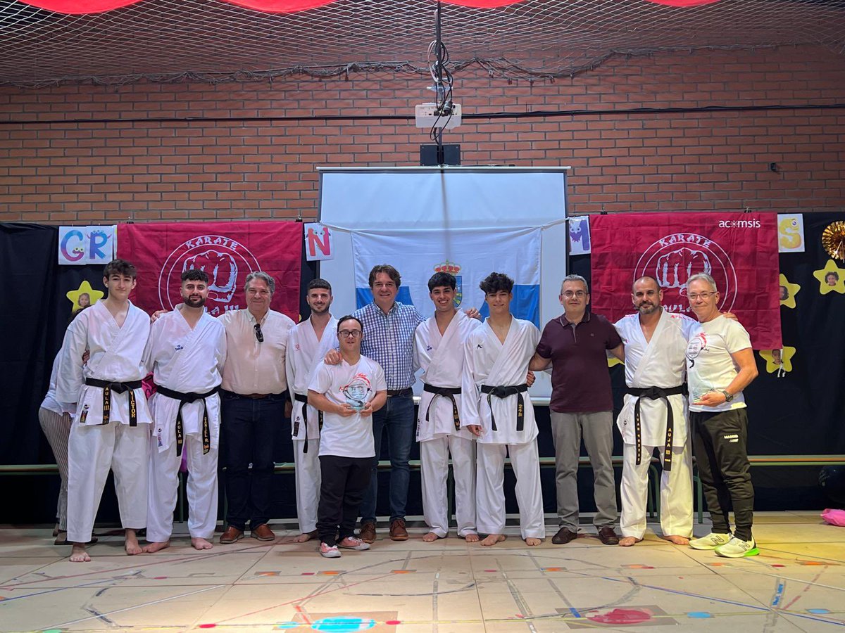 JavierAyalaO's tweet photo. Es un placer asistir al cierre de temporada del CLUB Karate AULA III, por cierto, una temporada sembrada de éxitos. Enhorabuena chic@s.  👏👏👏
#OrgulloFuenlabreño #GoFuenlaGo https://t.co/4UUK1uSzBQ