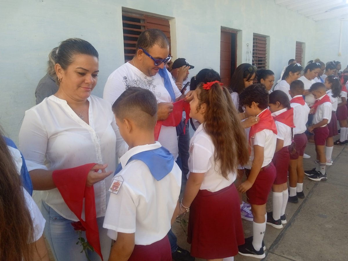 Está mañana nuestro centro se viste de gala, se realiza el cambio de atributo de los educandos del grado 3ro. Recibiendo con alegría la pañoleta roja que los acredita como  pioneros “José Martí I nivel”
“Somos felices Aquí”
#ArtemisaJuntosSomosMás #CubaMined #MaestrosPorSiempre