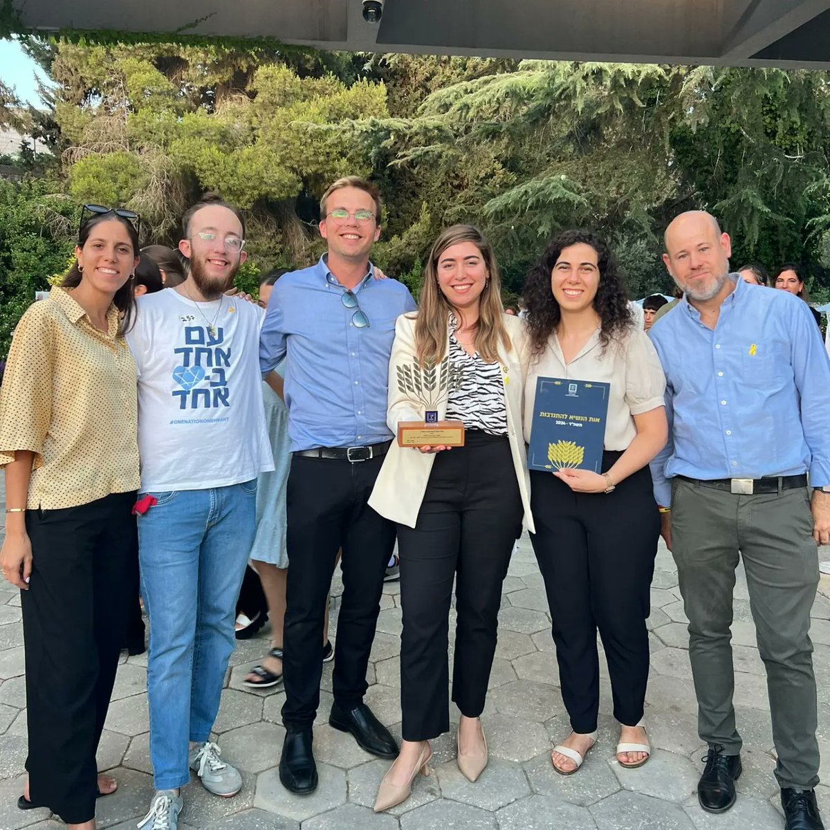 injerusalem's tweet image. נרגשים ונרגשות לייצג את החמ״ל האזרחי הירושלמי יחד עם ארגונים נוספים הערב בטקס הענקת פרס אות הנשיא להתנדבות!

פעילות החמ"ל שאיחדה סביבה אלפי אנשים משקפת את הרוח הירושלמית והישראלית המיוחדת. אנחנו גאים בכל הפעילים והמתנדבים שלקחו חלק במפעל המרגש הזה. הפרס הזה הוא שלכם💛🇮🇱💪