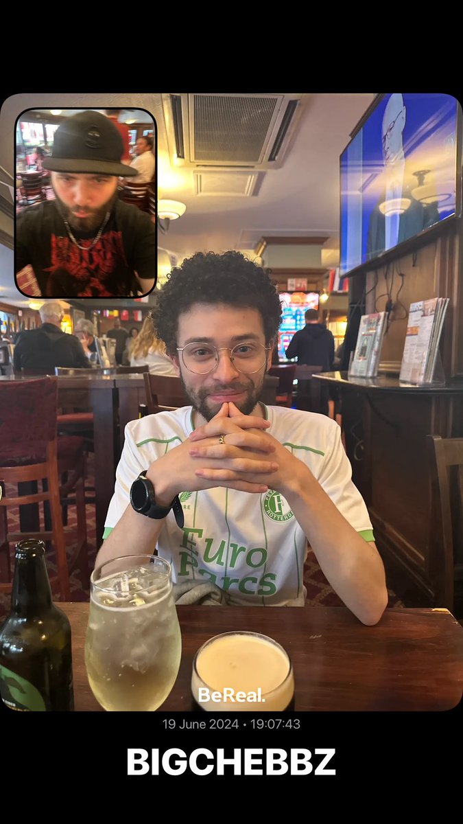 Important things being discussed, over drinks &amp; football ofc - <a href="/BigChebbz/">Toby</a> <a href="/SpacyY_30/">SpacyY (/^-^)/</a>