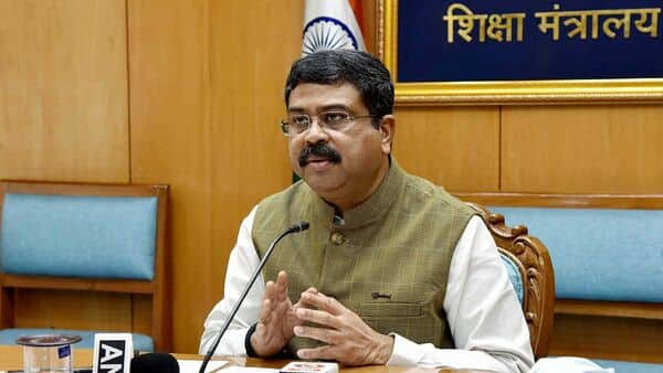 khurpenchh's tweet photo. आप शिक्षा मंत्री हैं, नेशनल टेस्टिंग एजेंसी आपके मंत्रालय के अंतर्गत आती है , कुछ दिनों पहले NTA द्वारा आयोजित NEET परीक्षा में पेपर लीक जैसी खबरें सामने आईं , रिजल्ट में भी तमाम खामियां थी,अब मुकदमा सुप्रीम कोर्ट में चल रहा है , कल दिनांक 18 जून को आयोजित UGC NET परीक्षा भी नकल के घेरे में आ गई इसलिए रद्द कर दी गई, इतनी चिलचिलाती गर्मी में बच्चों ने कैसे सेंटर तक पहुंच कर पेपर दिया होगा ,कोई भी भर्ती  नकल माफिया से नहीं बच पाती है , बच्चे भर्ती के चक्कर में बुड्ढे हुए जा रहे हैं, सुसाइड  कर रहे , शादी  नहीं हो रही है, बाल झड़ रहे हैं , नई उमर में ही BP की दवाइयां खा रहें हैं केवल एक उम्मीद में की भर्ती आएगी परीक्षा होगी नौकरी लगेगी , क्या कर रहें आप नौजवानों के साथ , उनका वोट आपको चाहिए लेकिन आप उनको ईमानदारी से एक भर्ती नहीं दे सकते ,मां बाप की कितनी उम्मीदें होती हैं साहब , लेकिन आप व्यस्त है चुनावी तोड़ मरोड़ और शपथ ग्रहण समारोहों में , साल के बारह महीने इसी में दिमाग चलता है कि किसकी सरकार गिरानी है , लेकिन आप को इन  सब से फर्क थोड़ी ना पड़ता है क्योंकि आप तो साहब राजा हैं, बच्चे एक्जाम के लिए कितनी मेहनत करते है ,लेकिन आपके  बच्चे तो घर पर सुरक्षित हैं और पढ़ने विदेश चले जायेंगे , राजा  इन सब चीजों में थोड़ी नहीं उलझता है, राजा खुद परेशान नहीं होता दूसरों को परेशान कर देता है  । ये कर सको तो समझो राजा हो।