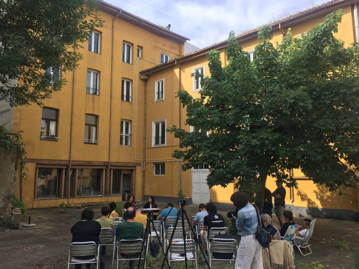 Hoy por la mañana hemos dado la noticia a los medios: Coop57 y Katakrak  hemos comprado el edificio del número 54 de la calle Mayor (1500m) tras  15 meses de trabajo.

El objetivo es evitar que el edificio sea para la turistificación  y la especulación de la Cuenca.