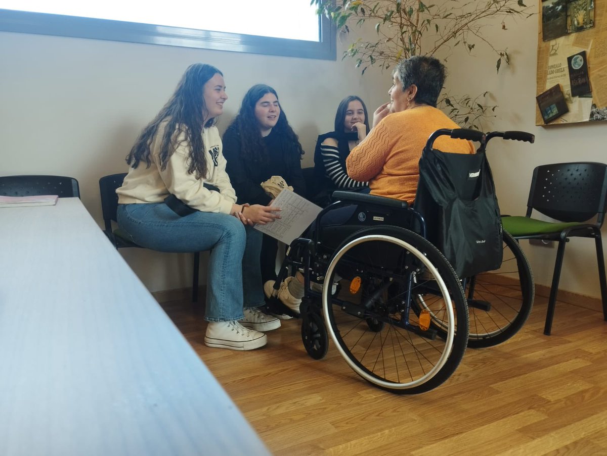 MontepioAst's tweet photo. Actividades #Intergeneracionales en #ResidenciaFelechosa🟢 hoy con el Colegio Sagrada Familia El Pilar 👨🎓👩🎓 En concreto con sus estudiantes de 4º Secundaria y Bachiller 🥰 Entrevistas y charlas, muy agradables, intercambiando #ExperienciasDeVida 💕 seguimos #ConectandoEdades🙌 https://t.co/MTIE0J9fkq