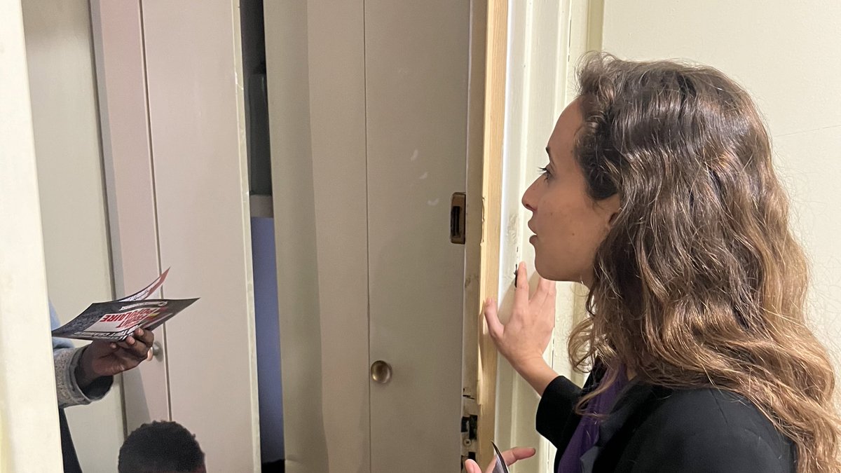Clemence_Guette's tweet photo. Le Nouveau Front Populaire, partout !

Porte-à-porte à Créteil aujourd'hui avec les militants. Une force incroyable, une détermination à l'emporter. 

Tout peut changer : votez.

#NouveauFrontPopulaire https://t.co/tl6Zs1lvBK
