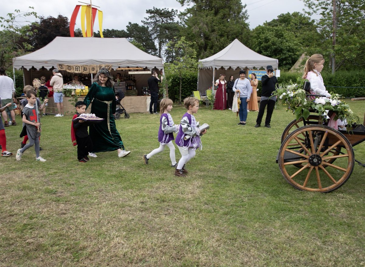 FHCSings's tweet image. What fun to give a preview of our next concert to the festival goers at Abinger Medieval Fair! 
You can join us for the real thing on Sat 29 June, 7pm at All Saints’ Putney Common - book tickets through the link on our website to be sure of your place! 
Photo @shanette_savage