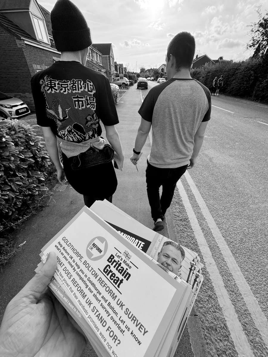 ReformJoel's tweet image. Barnsley boys out and about, bringing change to their area 🇬🇧 🏴󠁧󠁢󠁥󠁮󠁧󠁿 ➡️ 🗳️

#BritainNeedsReform #YoungReformers