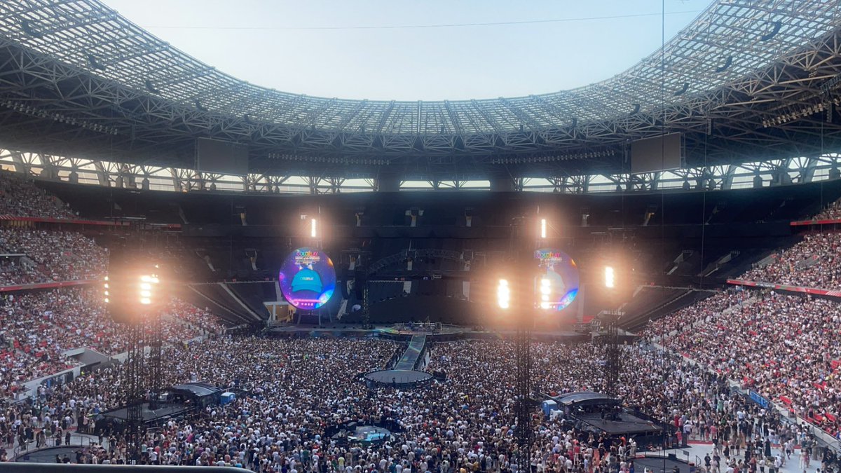 andreagormxn's tweet photo. Excited to see @coldplay tonight in Puskás Arena 🎶 #ColdplayBudapest 💛 https://t.co/ByKqvV4ci8