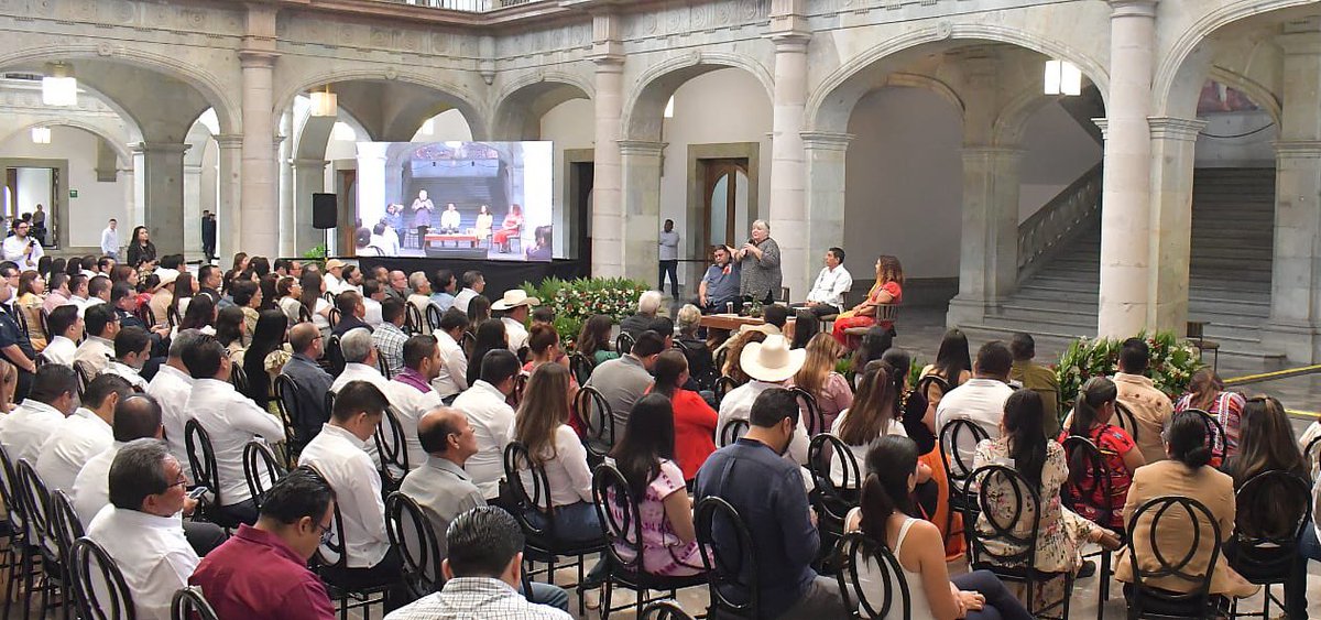 En Palacio de Gobierno, asistí a la conferencia magistral "El Libro y la Transformación desde la Izquierda”, impartida por la Dra. Aleida Guevara March, hija del histórico luchador de izquierda Ernesto “Che” Guevara. 

Agradezco al Gobernador del Estado, <a href="/salomonj/">Salomón Jara Cruz</a> por la