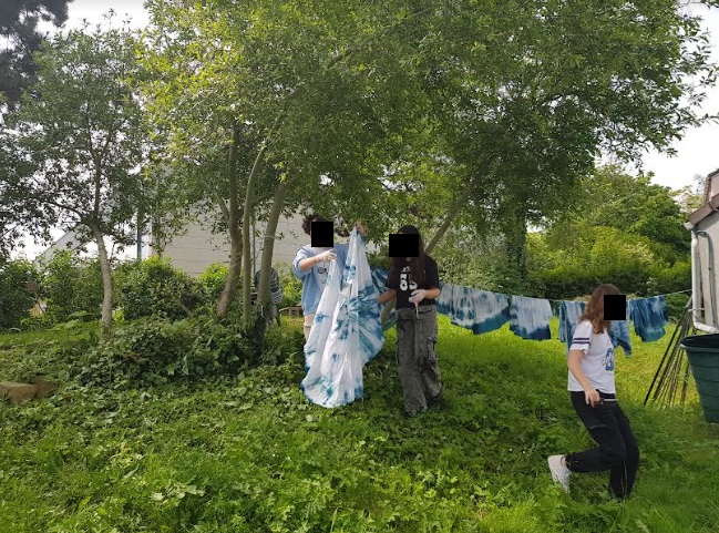 CollegeFrania's tweet photo. Projet fast-fashion, défi : Réaliser les costumes de la comédie musicale à partir de vieux draps et de teinture végétale naturelle. https://t.co/GgTgLJORvB @daacversailles @edd_versailles @valdoise https://t.co/fJOm3EOz28