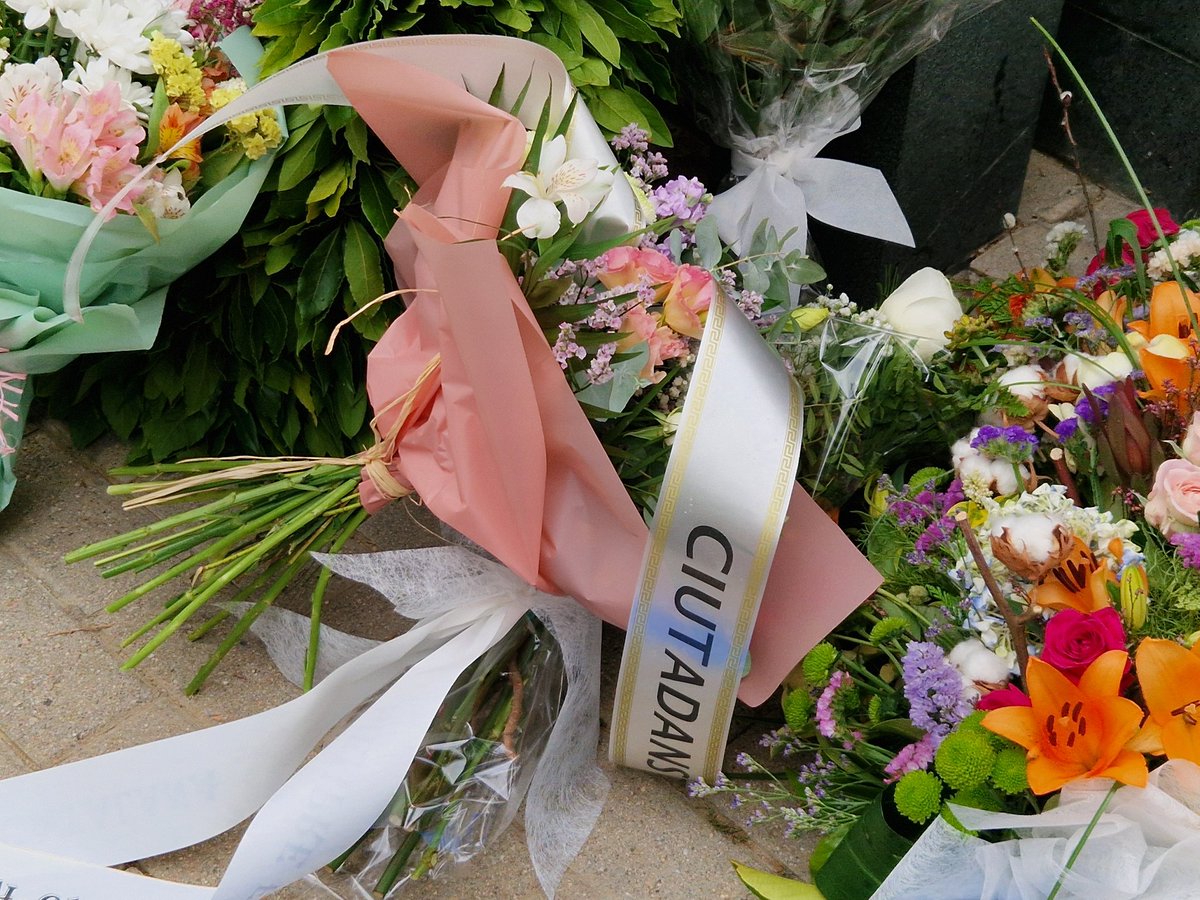 En el aniversario del sangriento atentado de ETA en Hipercor, asistimos, como cada año, al homenaje en recuerdo de todas víctimas del terrorismo.

Lamentable que, un año más, las instituciones sean protagonistas por su ausencia.

En Cs #NoOlvidamos
Memoria, Dignidad y Justicia🖤