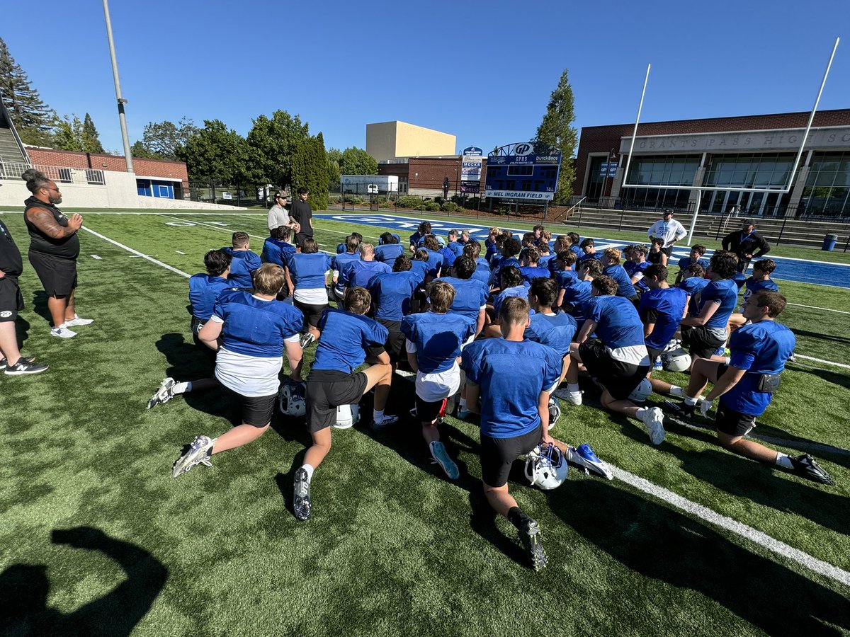 CoachBradPage's tweet photo. Thanks to @JoelValadezz and @JeremiahNoga for coming to talk to our Cavemen 🏈 players today #ALLIN 🔵⚪️ https://t.co/HTa0GruF2U
