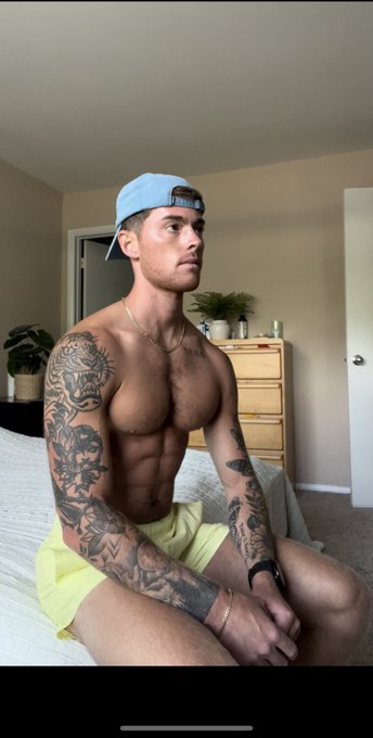 Come sit on my lap bro https://t.co/cUsGisLlt8