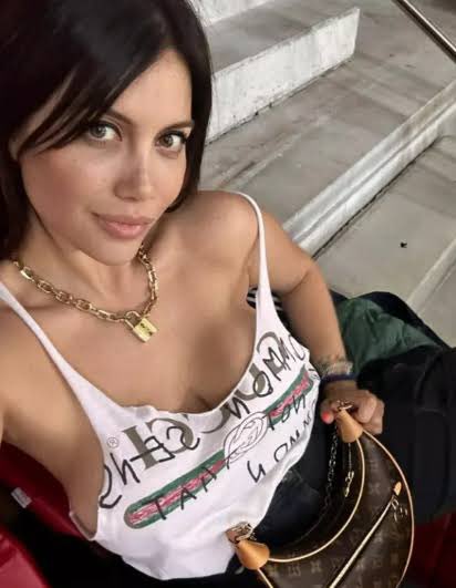 Wanda Nara’nın, Fenerbahçe ve galatasaray teklifleri arasında kararsız kalan Batshuayi’yi arayıp,

“Burayı seçmelisin. Alışman için elimden gelen herşeyi yapmaya hazırım. İcardi zaten rahat bi adam biliyorsun, bunları sorun etmez.” dediği öğrenildi.