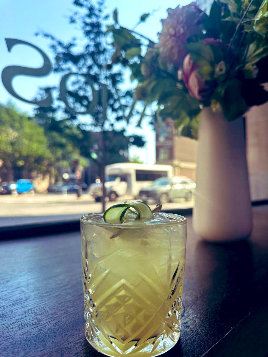 Celebrate the Celtics NBA title win with the CINCORO VICTORY cocktail! @cincoro 🍸

Cincoro Reposado
🍋Fresh Lemon Juice
Simple Syrup
Cucumber Rounds
🥝Kiwi Round 
Serve: On the Rocks
Garnish: Cucumber Ribbon