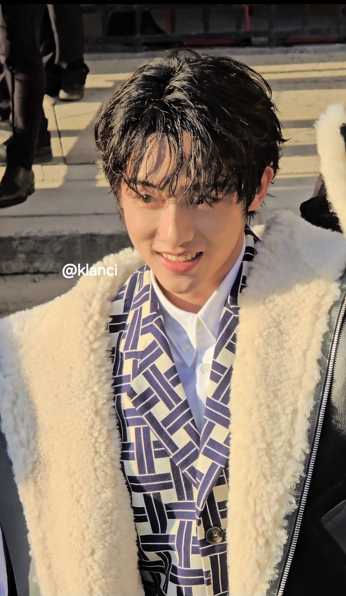winwinhour's tweet photo. look how smiley he is 🥺

WINWIN KENZONIGO PFW24
#KenzoSS25xWINWIN @kenzo https://t.co/6p899CoCXf