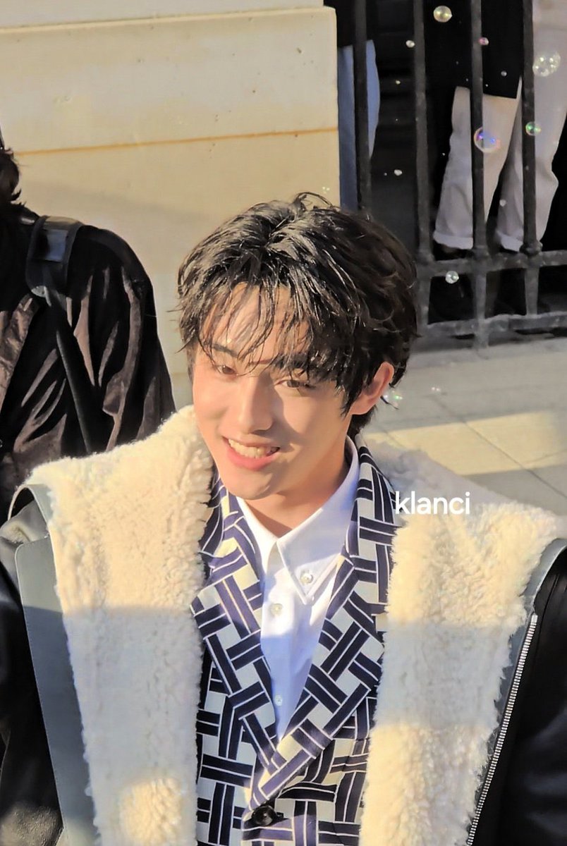 winwinhour's tweet photo. look how smiley he is 🥺

WINWIN KENZONIGO PFW24
#KenzoSS25xWINWIN @kenzo https://t.co/6p899CoCXf