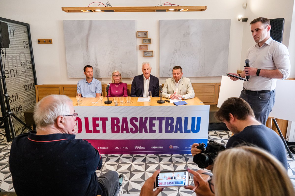 MartinPeterka23's tweet photo. V rámci oslav 100 let česko-slovenského basketbalu jsme dneska pokřtili speciální pamětní list/bankovku. Chleba levnější nebude a ani si ho za tuto bankovku nekoupíte, ale za mě vypadá hezky a je to další odkaz na bohatou historii @cz_basketball, na kterou jsme pyšní. #stotoleti https://t.co/djK1YR30LV