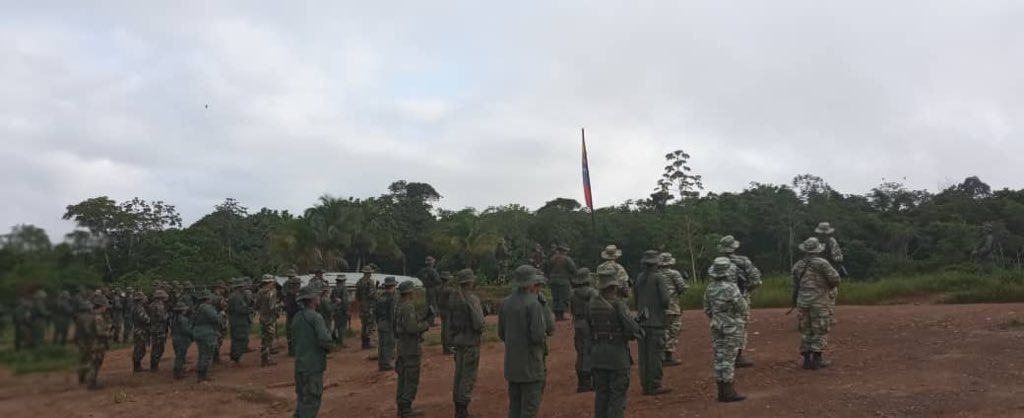 Milicias Bolivarianas, como parte de la #FANB haciendo patria en los rincones más recónditos de nuestra geografía !  
Independencia o nada !

#IntegrarEsVencer