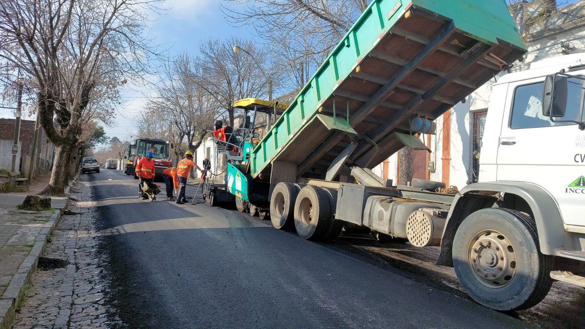ftc_hd's tweet photo. La @FloridaIDF está trabajando en la colocación de carpeta asfáltica sobre calle Ituzaingó entre Puente sobre Arroyo T. González y Beltrán. https://t.co/DTzUplHnlD