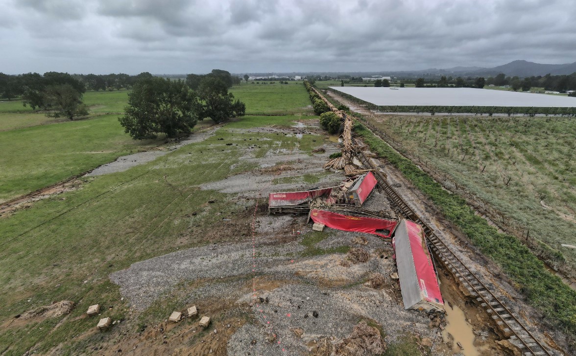 New TAIC report. Freight train derailed - floodwater washed out track ballast after heavy rain. KiwiRail needs to address: foul weather response nationwide; staff training for foul weather; and knowledge of risks/hazards re waterways next to its railways. taic.org.nz/inquiry/ro-202…