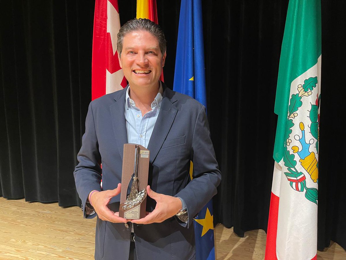 AlfonsoMtz_Mx's tweet photo. 🏅 ¡Morelia obtuvo la “Escoba de Platino” en Madrid, España!

Qué gusto recibir por 2ª ocasión en esta administración, este galardón que reconoce las mejores políticas públicas a favor de la limpieza y la innovación en el manejo de residuos sólidos. 🧹
#MoreliaBrilla✨ https://t.co/teYeftGDJs