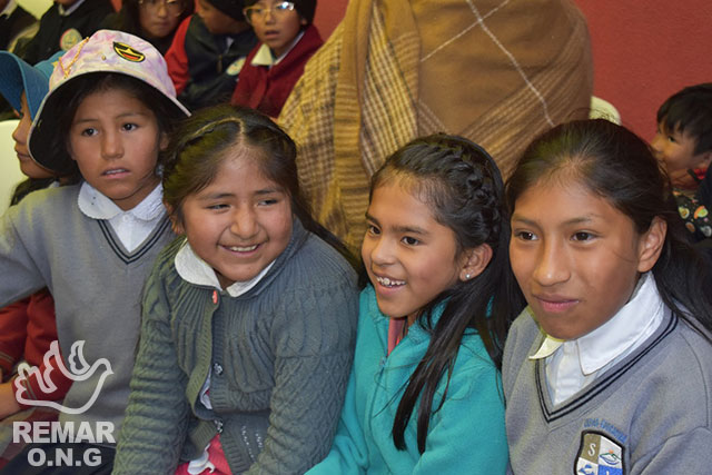 OngRemar's tweet photo. ¿Qué puede ser más valioso que una sonrisa de un niño? 😄🎁 El Diputado José Rengel Terrazas regaló esperanza y alegría en el Día del Niño boliviano. ¡Únete a esta causa de amor! #RegalandoSonrisas #Compromiso #NiñezFeliz #REMARONG 🔗https://t.co/wdTgbsOy5E https://t.co/fvoHu697XR