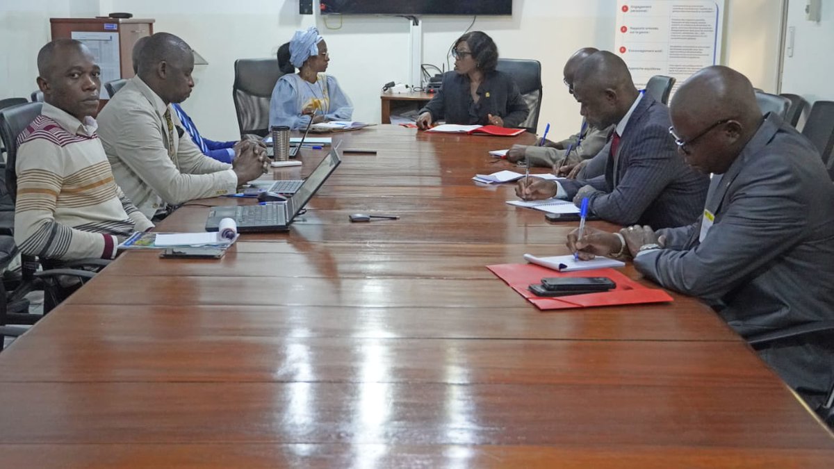 PNUDRepduCongo's tweet photo. Les enjeux du climat, environnement et biodiversité exigent des solutions Accélérées, inclusives à fort impact.
Revue stratégique présidée par Ministre environnement, Développement Durable du Congo et la RR du PNUD sur déploiement de #PromesseClimat au Congo.
#climatepromise https://t.co/t3kGYY0JOd