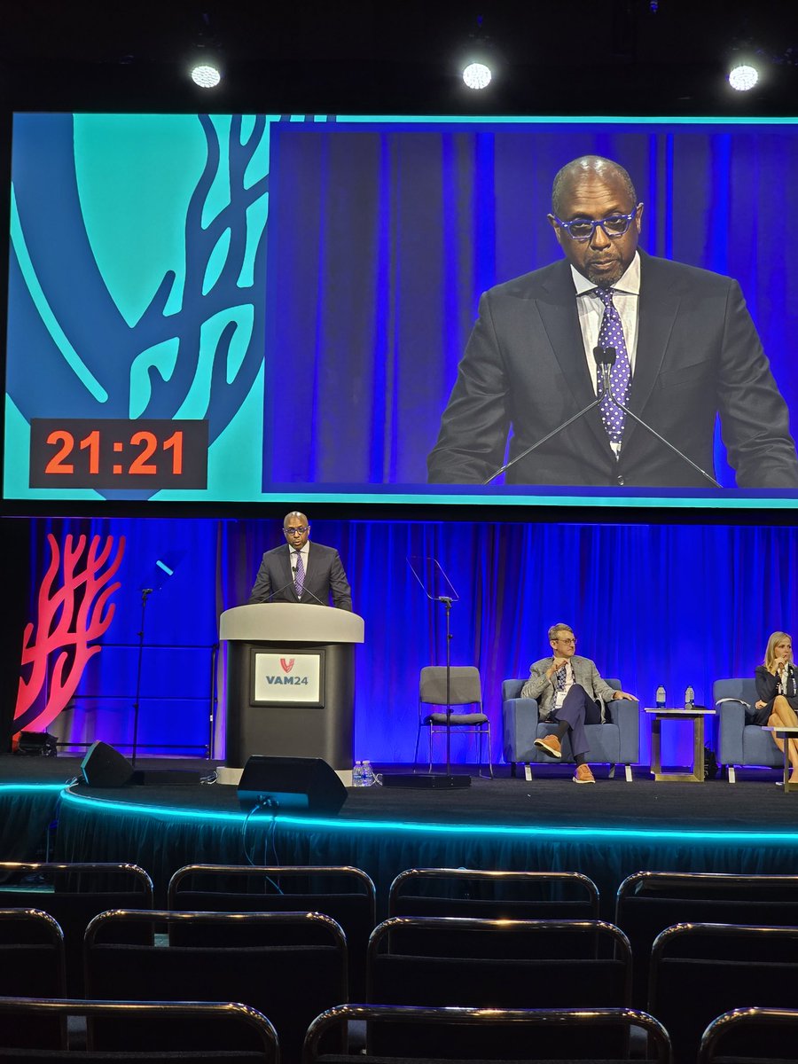 Dr. Vincent Rowe (<a href="/rowe_vincent/">Vincent</a>), Chief of @UCLAVascular and former <a href="/usc_vascular/">USC Vascular Surgery</a> partner extraordinaire, takes the podium at the "My Worst Case" session #VAM24