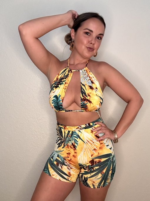 See you guys tonight at 9PM EST and Happy Happy Hump Day 🥰😘   https://t.co/v5gg1Es4mV   #liveshow #streaming<a href="/tag/smile"class="tags"><span>#smile</span></a><a href="/tag/liveshow"class="tags"><span>#liveshow</span></a><a href="/tag/streaming"class="tags"><span>#streaming</span></a><a href="/tag/onlyfans"class="tags"><span>#onlyfans</span></a>