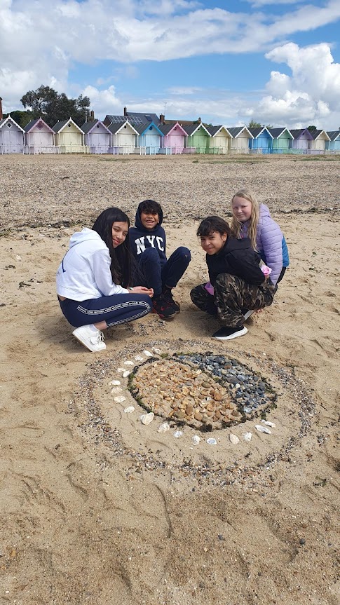 fairplayOEC's tweet photo. 'Night and Day' Amazing and creative beach art team.
St Frances and St Michael's enjoyed all the different experiences and activities from last week's visit to FPH!
Well done everyone!!
#memoriesforlife 
#outdoorlearning
#beachtrips https://t.co/T3hZYpPC25