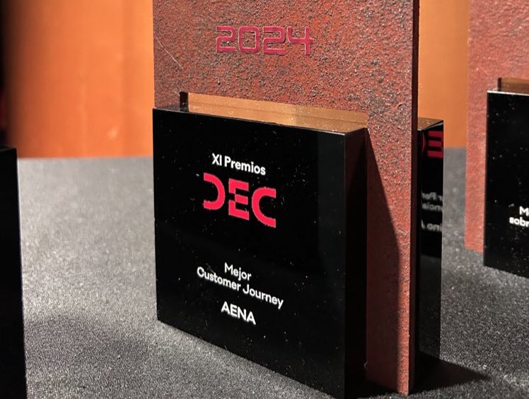 Asociacion_DEC's tweet photo. 🏆 Y el premio al Mejor Customer Journey es para... ¡@aena! Felicidades a Ana Paniagua e Iñaki Aznar su equipo por este impulso tecnológico pensando en el cliente. 🎉

#PremiosDEC #CX #CustomerJourney https://t.co/Bh3rjEQdqT
