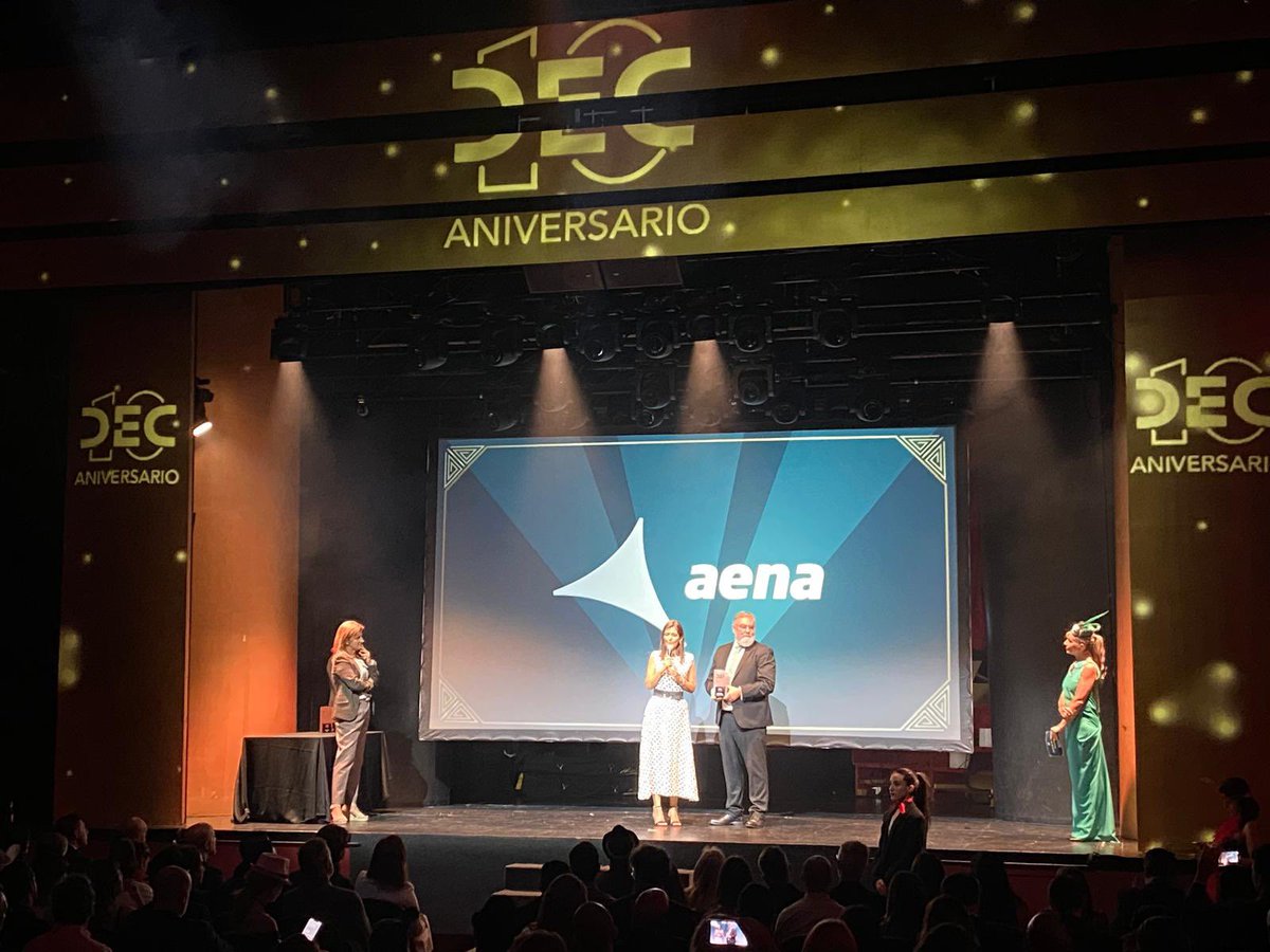 Asociacion_DEC's tweet photo. 🏆 Y el premio al Mejor Customer Journey es para... ¡@aena! Felicidades a Ana Paniagua e Iñaki Aznar su equipo por este impulso tecnológico pensando en el cliente. 🎉

#PremiosDEC #CX #CustomerJourney https://t.co/Bh3rjEQdqT