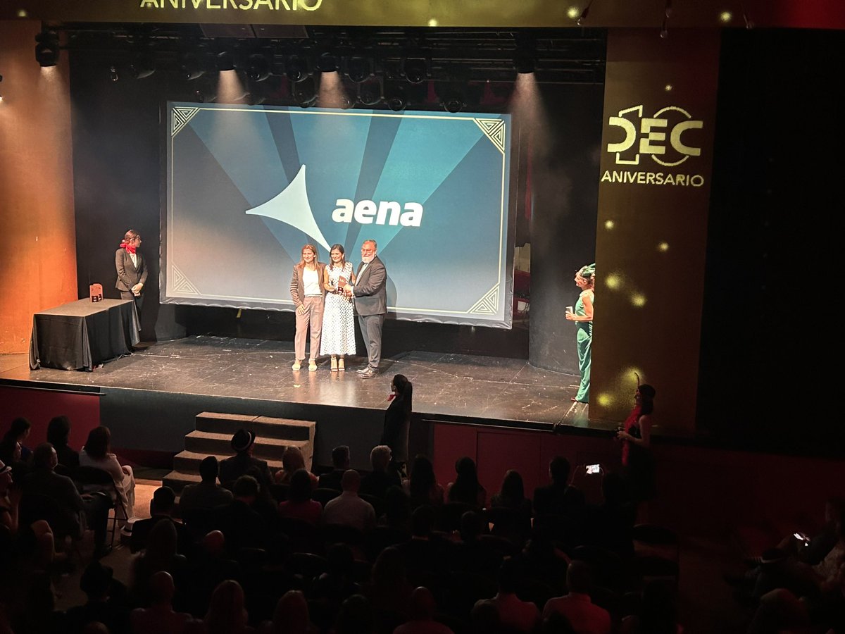 Asociacion_DEC's tweet photo. 🏆 Y el premio al Mejor Customer Journey es para... ¡@aena! Felicidades a Ana Paniagua e Iñaki Aznar su equipo por este impulso tecnológico pensando en el cliente. 🎉

#PremiosDEC #CX #CustomerJourney https://t.co/Bh3rjEQdqT