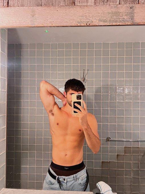 Who&rsquo;s Working Out With Me? 💪🏻🏋️ RT to join https://t.co/jopfZlRqst