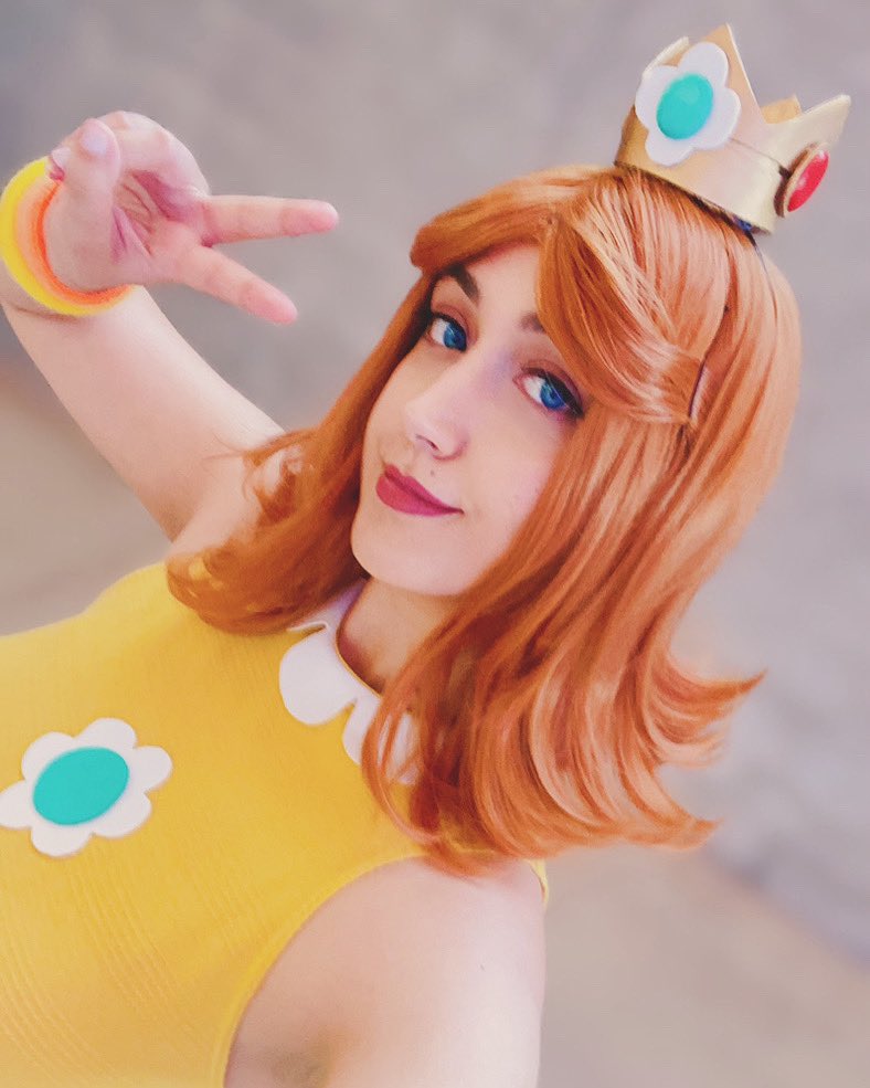 TokkiLala's tweet photo. El domingo fui con una grupal de Mario Bros al @madridotaku y lo pasé increíble 👑🧡🌼
#princessdaisy #princessdaisycosplay #mariobros #mariobroscosplay https://t.co/1oMjnbDgaH
