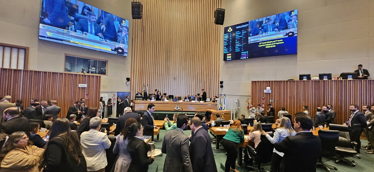ChicoSantAnna's tweet photo. Por 17 votos contra 7, a @CLDF acaba de aprovar o texto básico do #PPCUB.
A oposição denuncia que houve mudanças de última hora no texto. Que o teor das alterações não é de conhecimento dos distritais, que votaram no escuro.
Pedem +tempo p/analisar o texto final.
Siga o fio🪡🧵 https://t.co/QLiQpX2q7J
